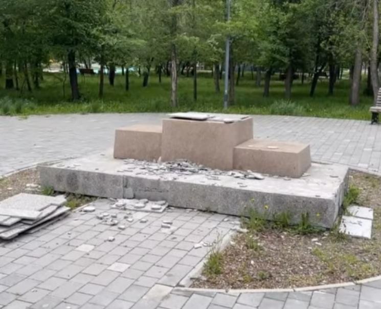 О́skemendegi saıabaqtan Jaqsylyq Úshkempirovtiń qurmetine ornatylǵan músin joǵalyp ketti