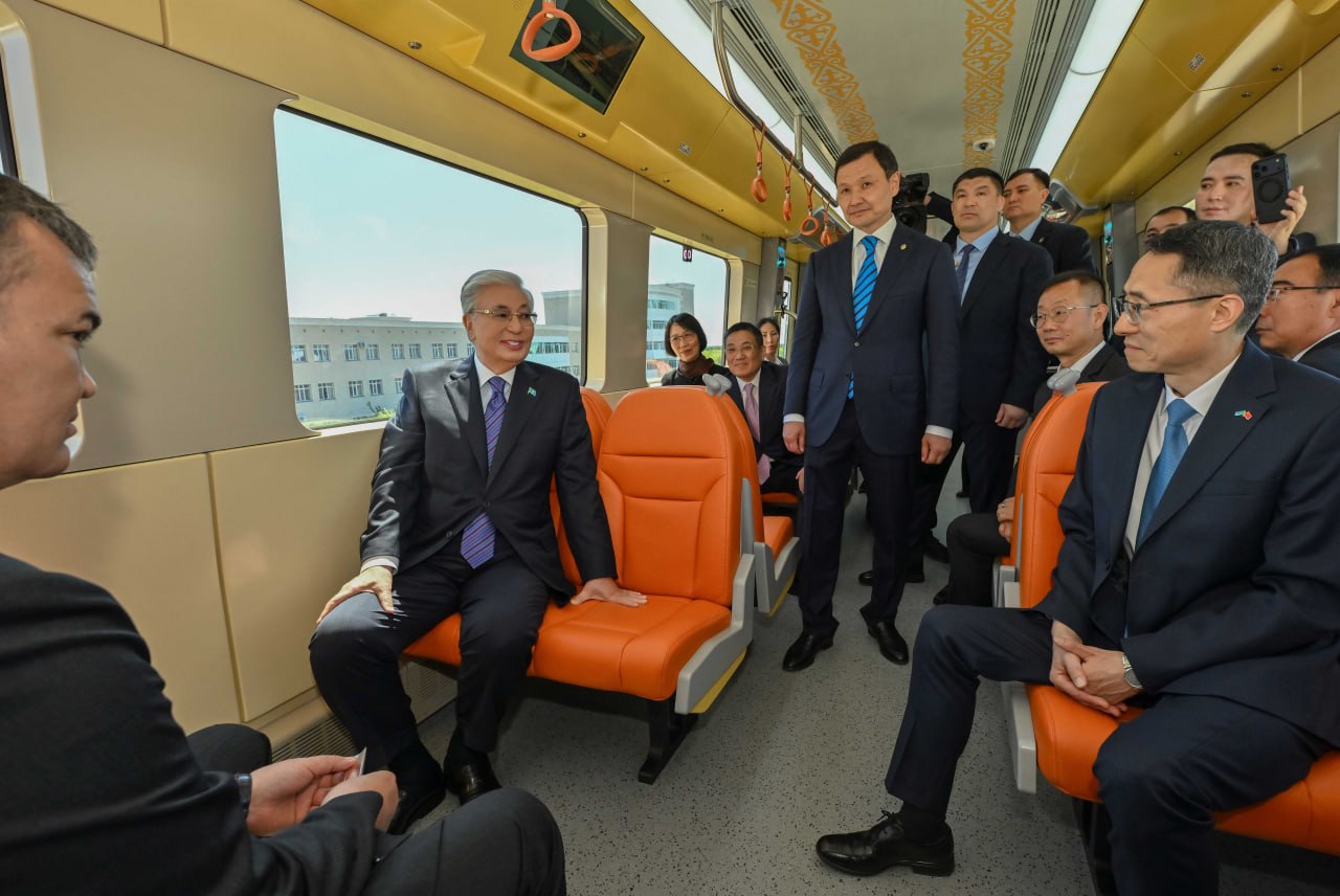 Qasym-Jomart Toqaevqa LRT-nyń 001 serııaly jol júrý kartasy tabystaldy