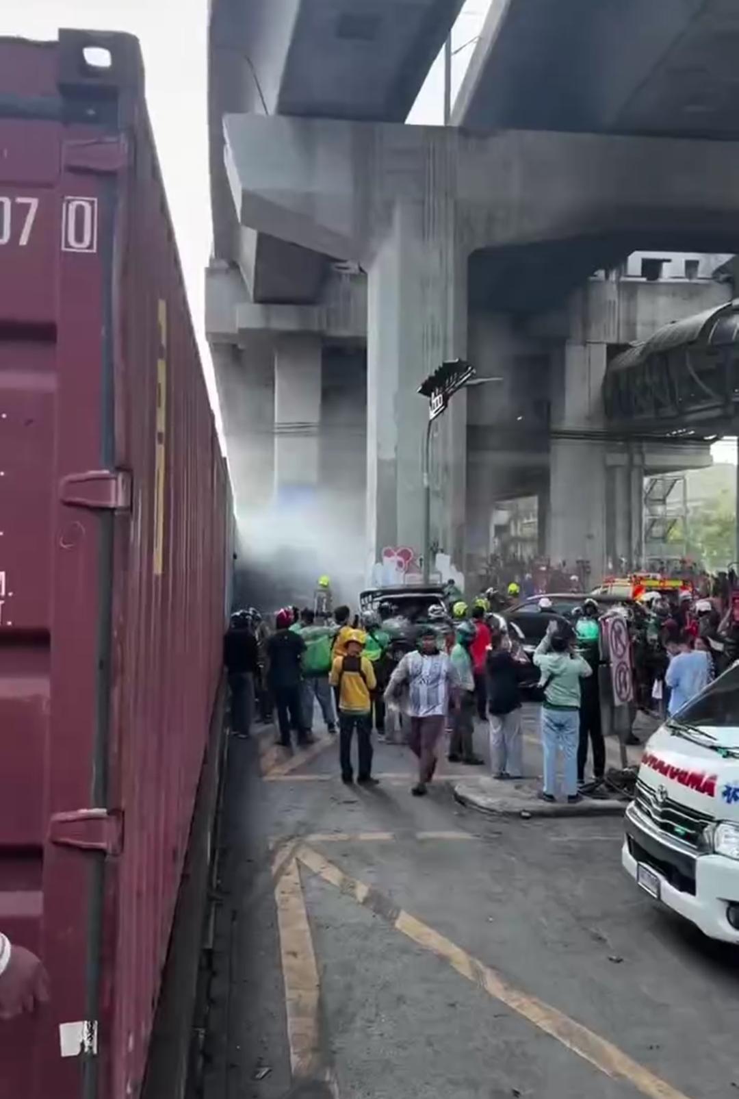 Bangkokta poıyz ben avtobýs soqtyǵysyp, 8 adam kóz jumdy