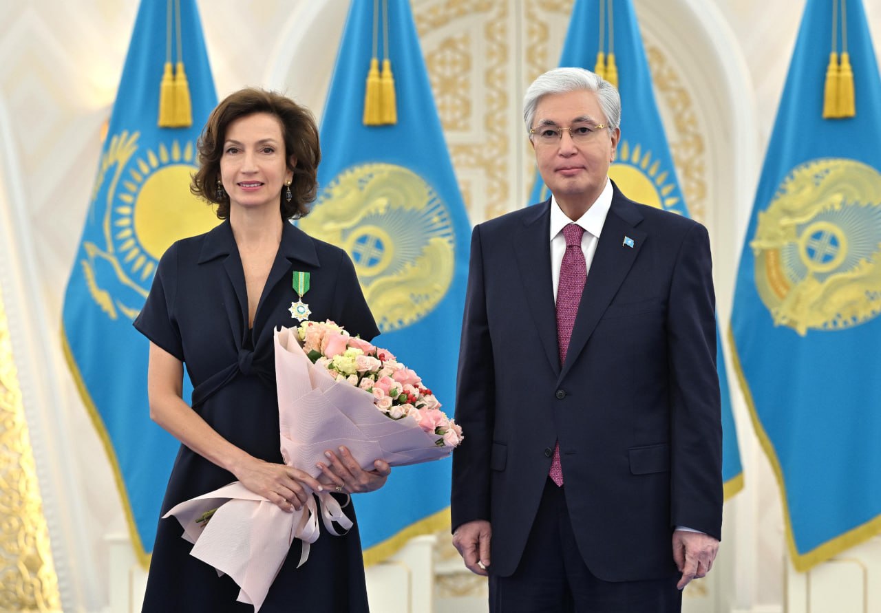 Prezıdent IýNESKO-nyń burynǵy Bas dırektoryn Qoja Ahmet Yasaui ordenimen marapattady