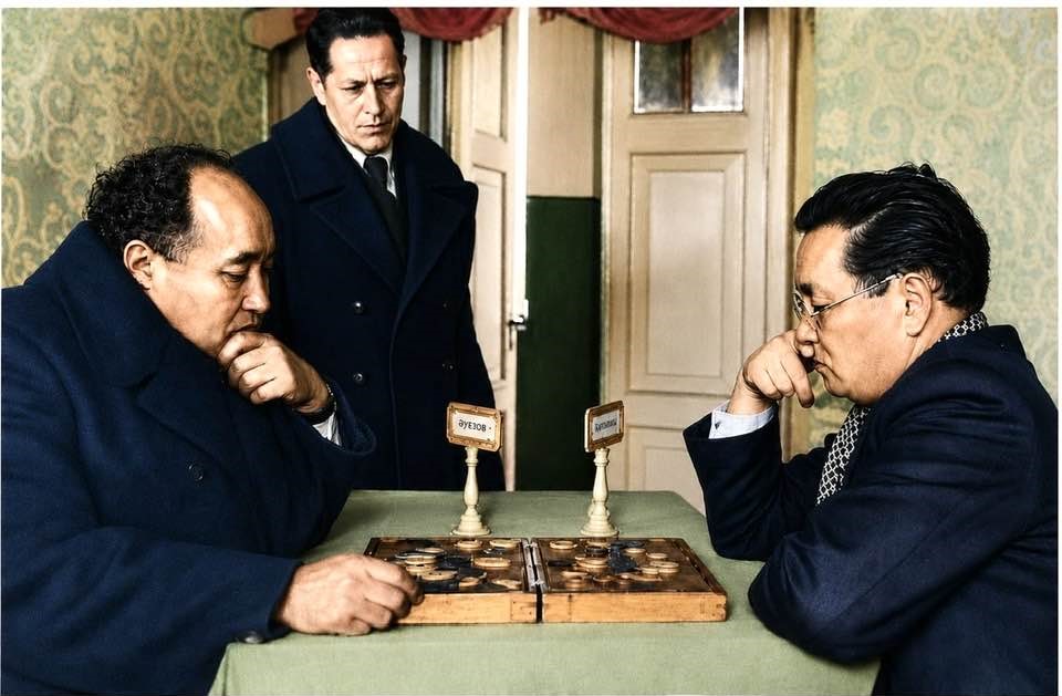 Muhtar Áýezovtiń 1950 jyly toǵyzqumalaq oınap otyrǵan sýreti tabyldy