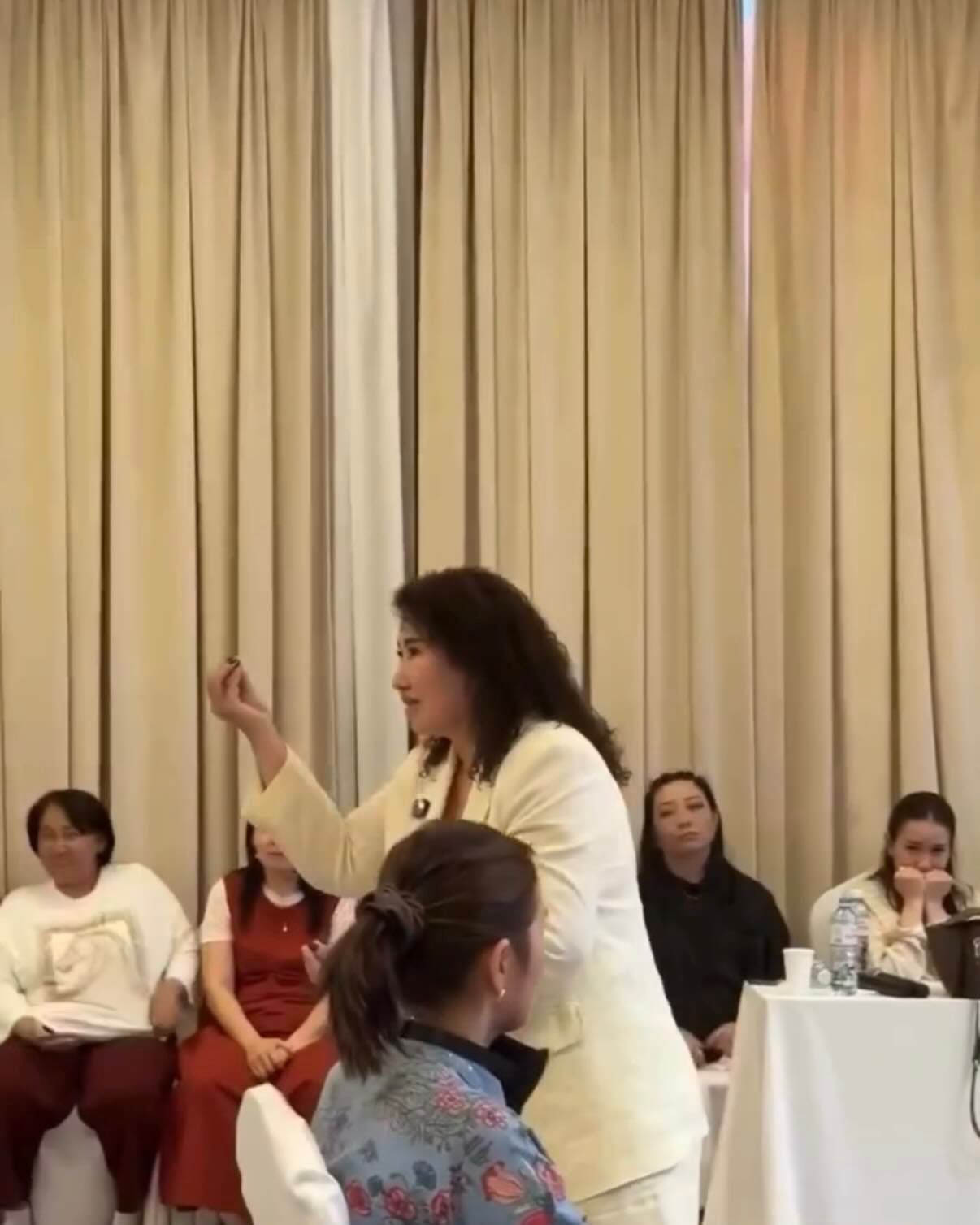 Almaty polısııasy trenıngte balaǵat sóz aıtqan koýchty jaýapqa tartty