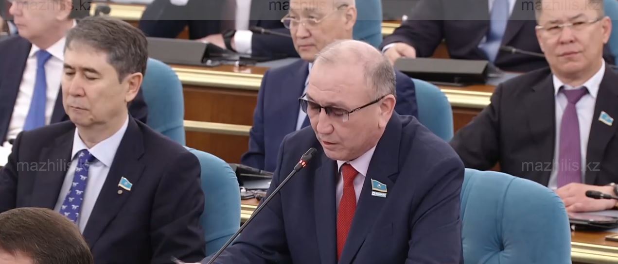Quryltaıdyń ókilettigi men depýtat mártebesi zańmen bekitildi