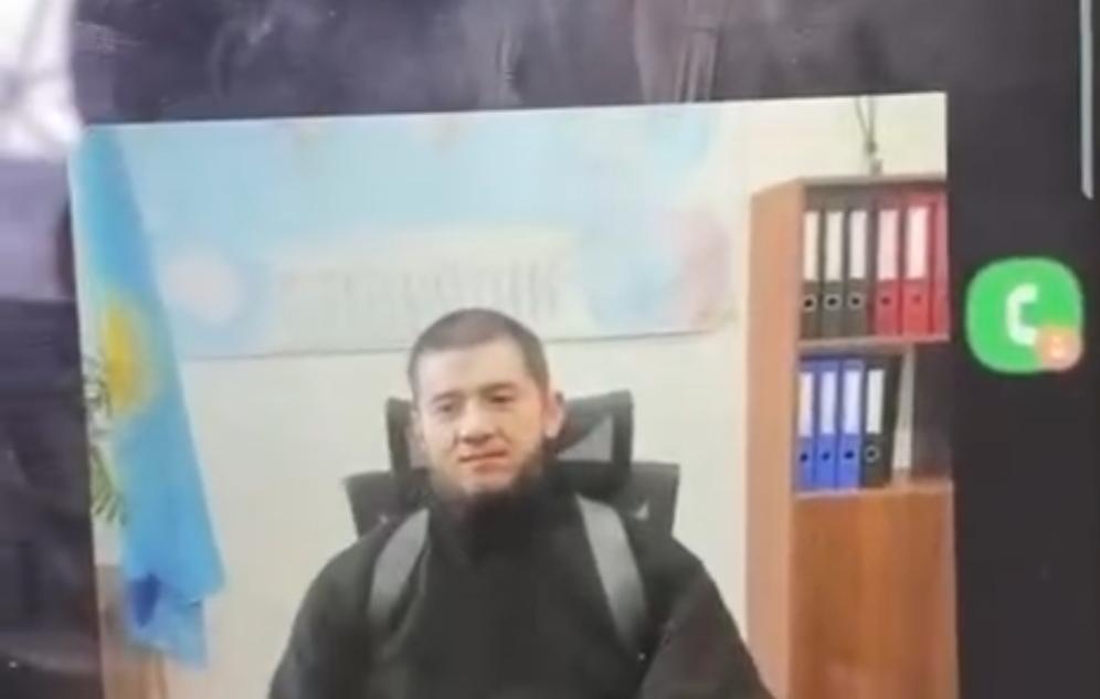 Talǵarda alaıaqtar Djekı Channyń beınesin paıdalanyp zeınetkerdi aldaýǵa tyrysqan