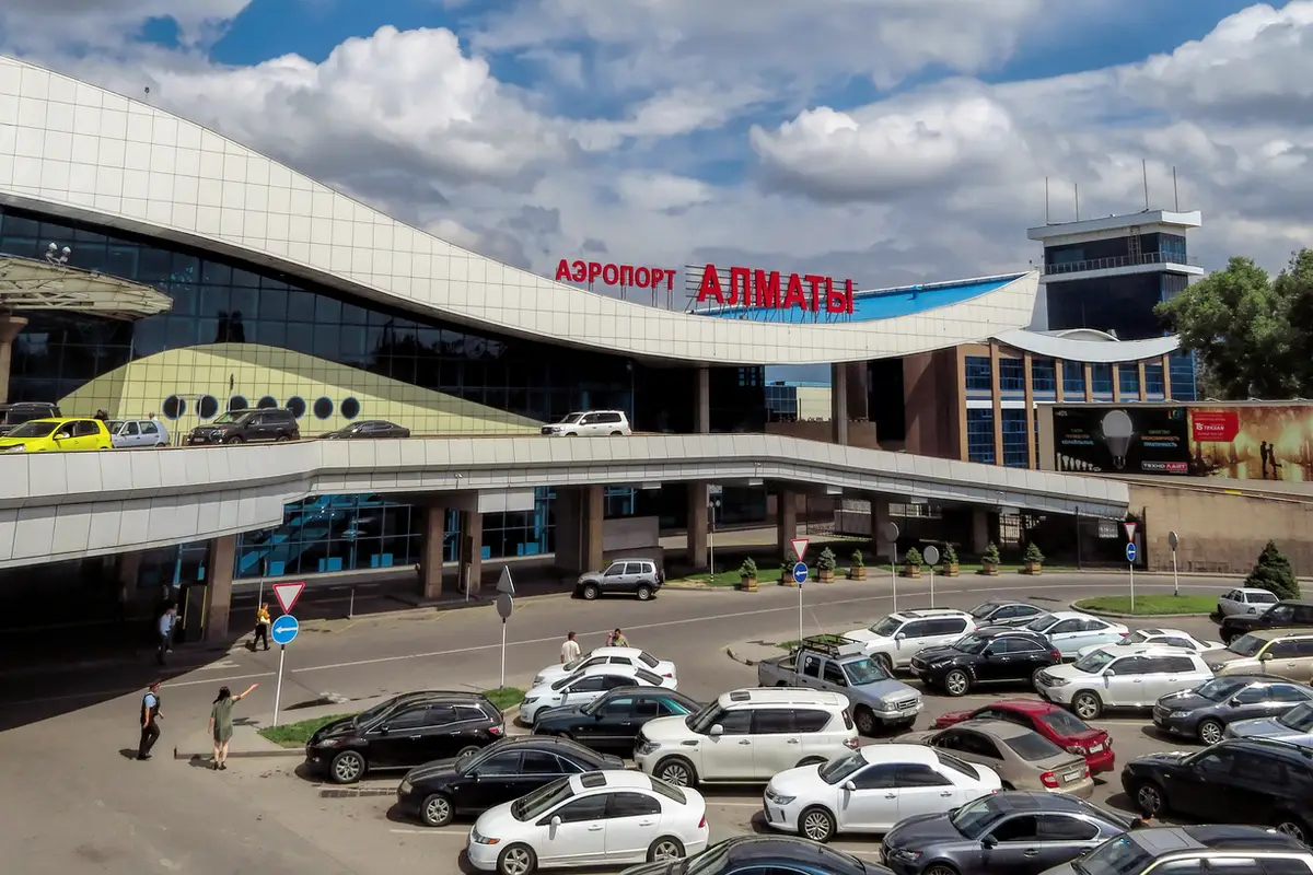 Almaty áýejaıyndaǵy janjal: Mas sheteldik anyqtama bıýrosynyń áınegin qıratty