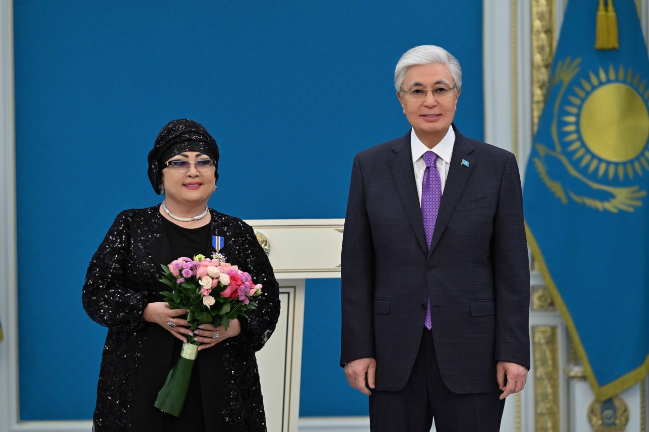 Prezıdent ánshi Maqpal Júnisova men dombyrashy Tatıana Býrmıstrovany marapattady