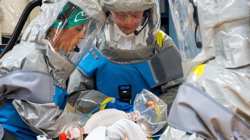 Ebola indeti Eýropaǵa jetti: AQSh dárigeri Berlın aýrýhanasyna jatqyzyldy