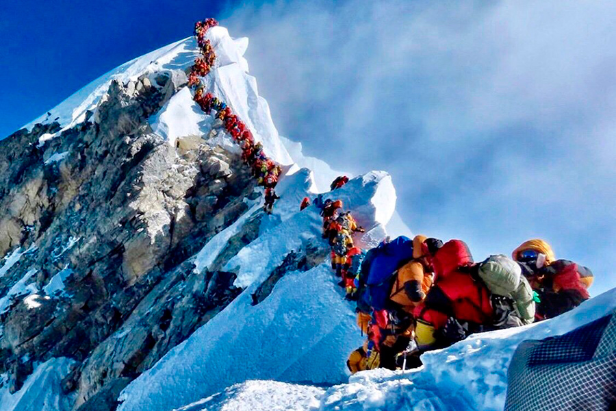 Everestte jańa rekord ornatyldy: Bir kúnde 274 alpınıst shyńǵa kóterildi