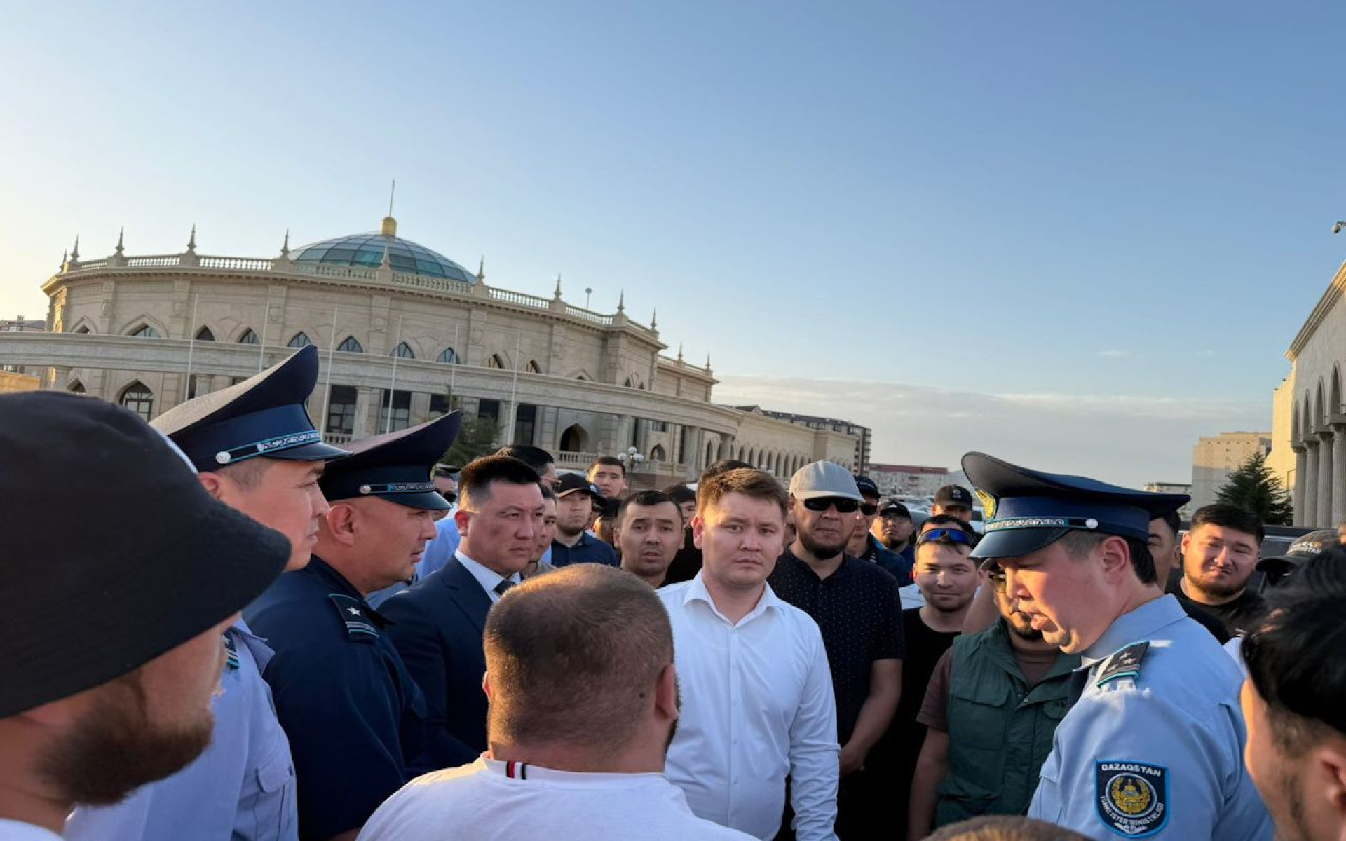 Júrgizýshiler alańdaýly: Atyraýda sheteldik nómirli kólikterge tekserý kúsheıdi