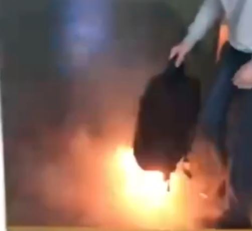 Lıft ishindegi qaýipti sát: Boıjetkenniń sómkesindegi qýattaǵysh qurylǵy órtendi