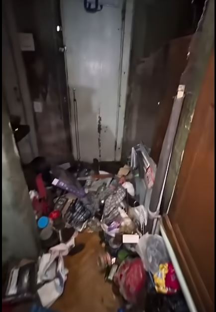 Semeıde zeınetkerdiń páterinen on KamAZ qoqys shyǵaryldy