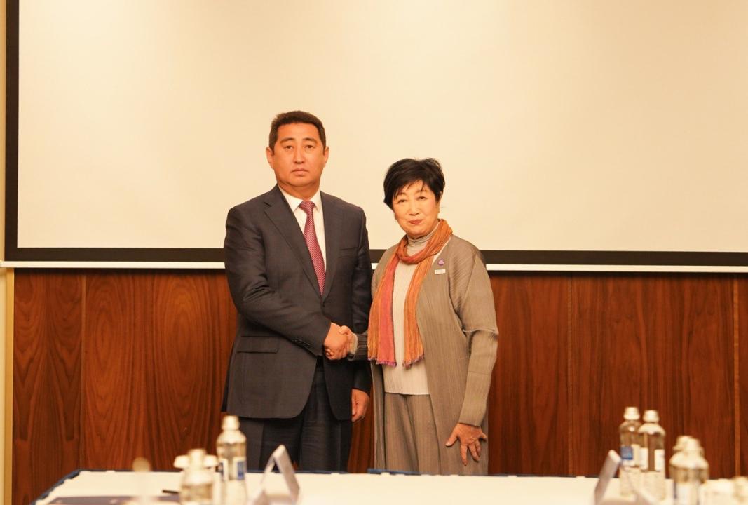 Japonııaǵa aı saıyn 100 bas jylqyny tirideı jóneltý josparlanyp otyr