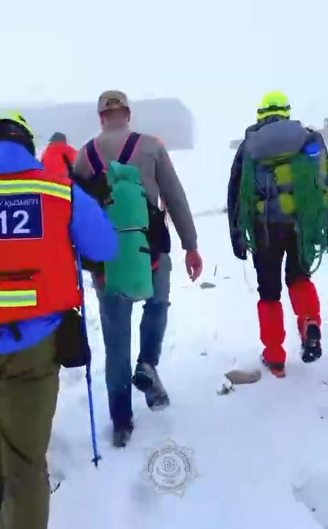 Almaty taýlarynda úsh kún baılanyssyz qalǵan týrıst qutqaryldy