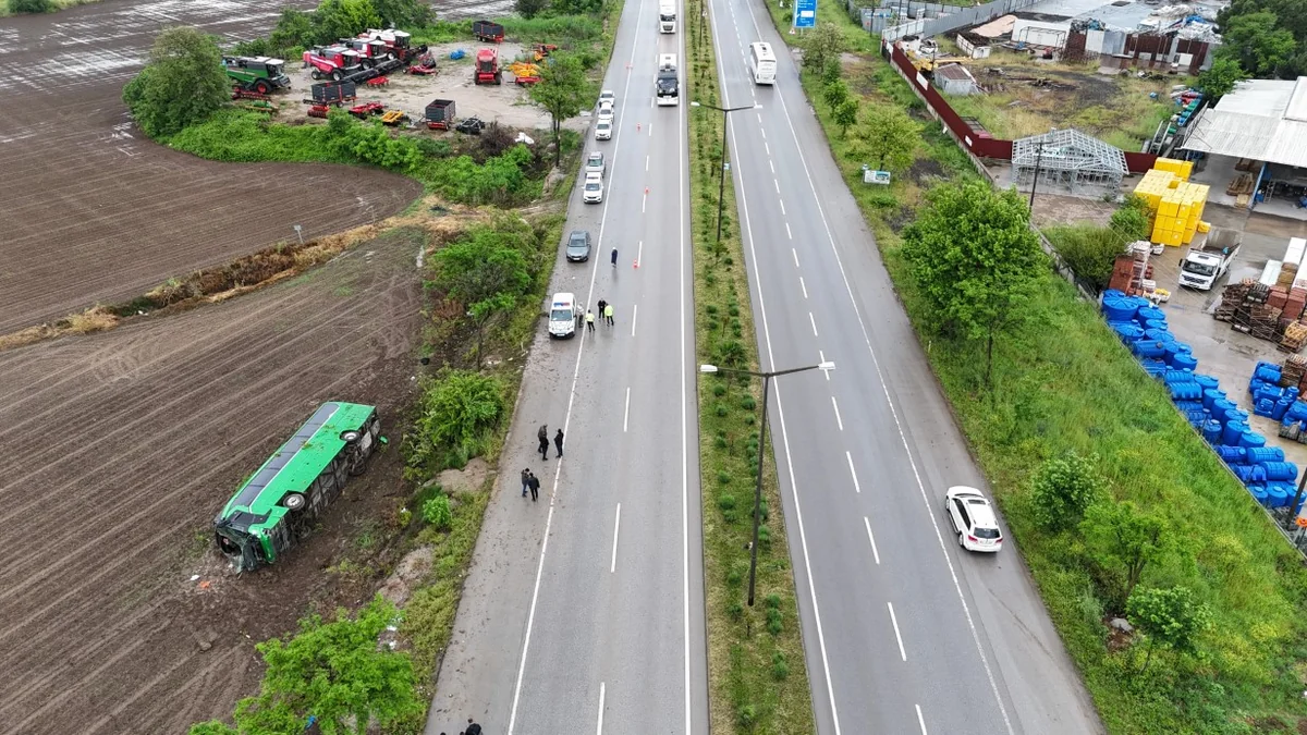 Zardap shekkender bar: Túrkııada jolaýshylar avtobýsy aýdarylyp qaldy