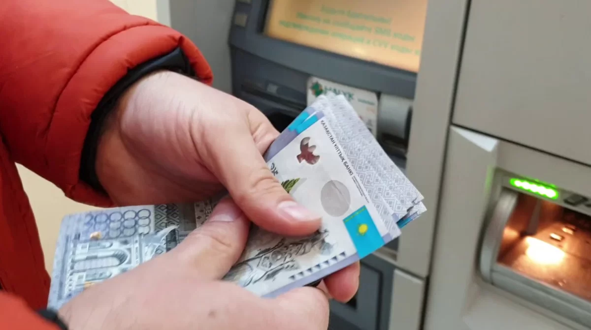 Bankomat arqyly qolma-qol aqsha sheshý kólemi 5,8 trln teńgege deıin qysqardy