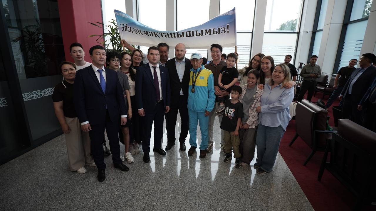 Elordalyqtar 80 jastaǵy marafonshy Saltanat Túıtebaevty áýejaıdan qarsy aldy