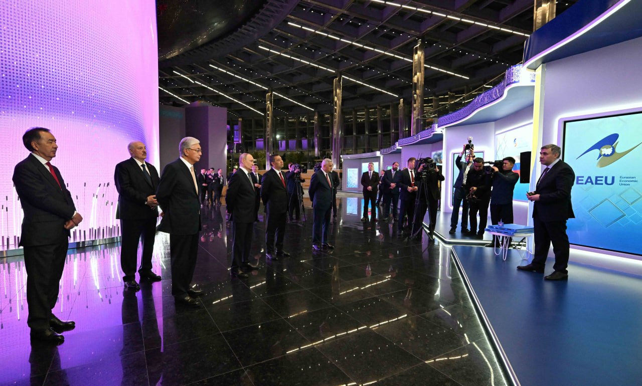 EAEO-ǵa múshe memleketter basshylary Eýrazııa ekonomıkalyq forýmy aıasyndaǵy kórmeni tamashalady