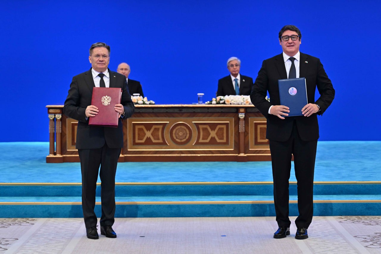 Qazaqstan men Reseıdiń resmı delegasııa músheleri qujattarmen almasty
