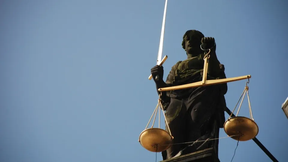 Laýazymyn asyra paıdalanǵan: Ispanııa premer-mınıstriniń aǵasy sot aldynda jaýap beredi