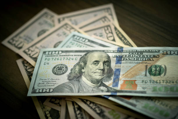Astana men Almatydaǵy aqsha aıyrbastaý oryndarynda dollar baǵamy qandaı?