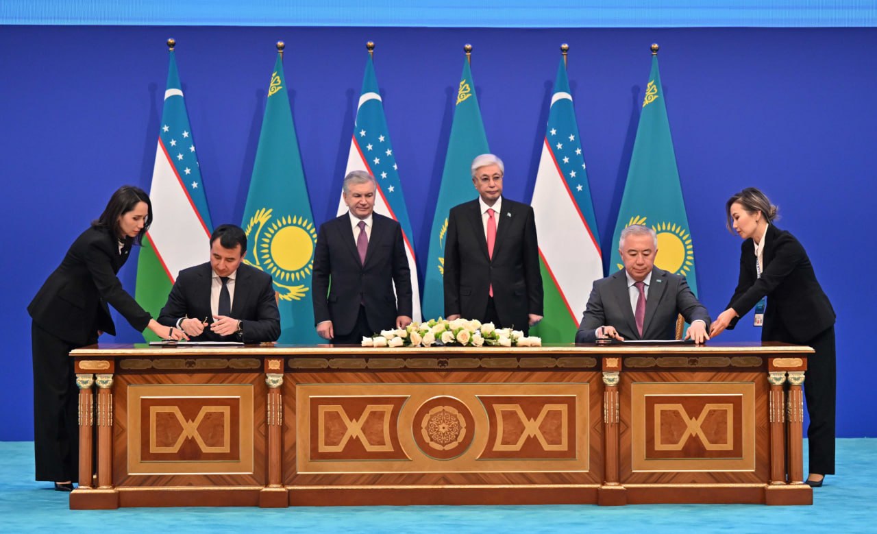 Qazaqstan men О́zbekstan arasyndaǵy ýaǵdalastyqtardy júzege asyrýǵa arnalǵan Jol kartasyna qol qoıyldy