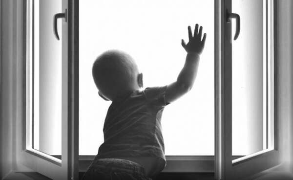 Astanada 4 jasar qyz jetinshi qabattyń terezesinen qulap kóz jumdy