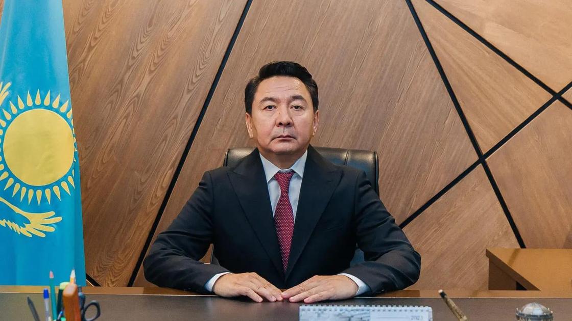 UQK qyzmetkerleri Atyraý ákimin jumys ornynan alyp ketken