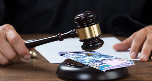 40 mln teńge para alǵan: О́skemende sot alqasynyń tóraǵasy ustaldy
