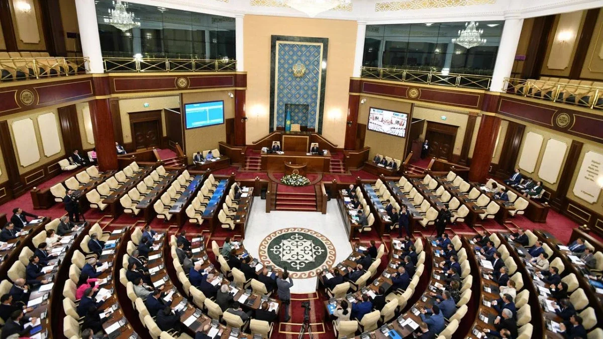 5 jylǵa saılanatyn 145 depýtat: Prezıdent Quryltaı týraly konstıtýsııalyq zańǵa qol qoıdy