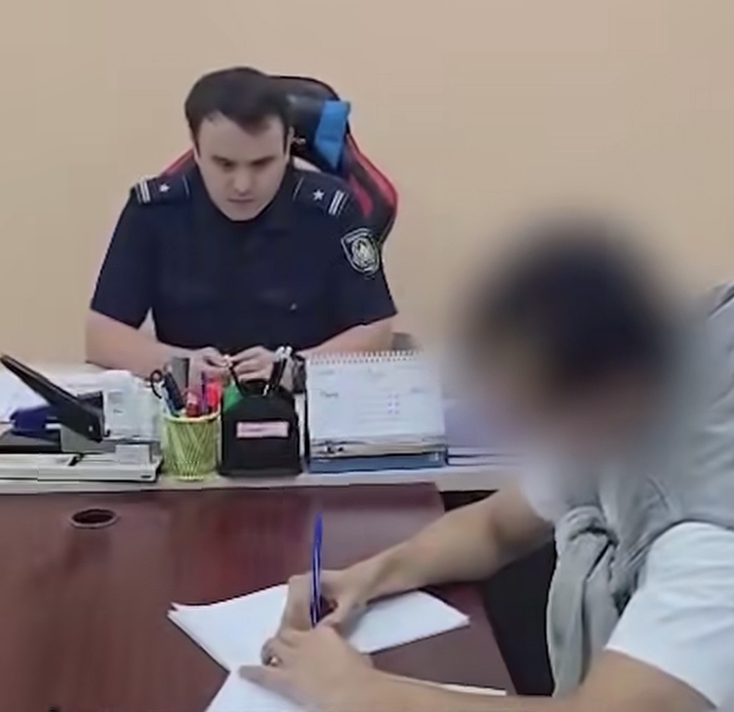 Almatyda sahnada balaǵat sóz aıtqan ánshige aıyppul salyndy