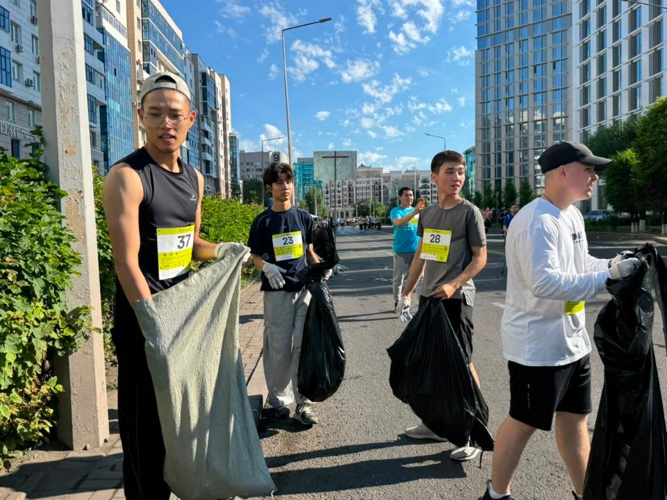 Astana Half Marathon qatysýshylary «Taza Qazaqstan» aksııasyn qoldap, ploggıng ótkizdi