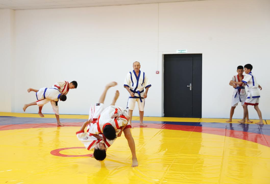 Áleýmettik jaýapkershiliktiń úlgisi: Kásipker aýylǵa sport nysanyn syılady