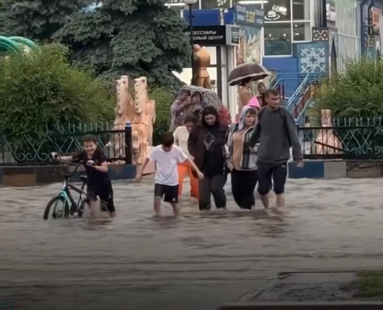 Aqtóbede jaýyn-shashyn rekordtyq deńgeıge jetti
