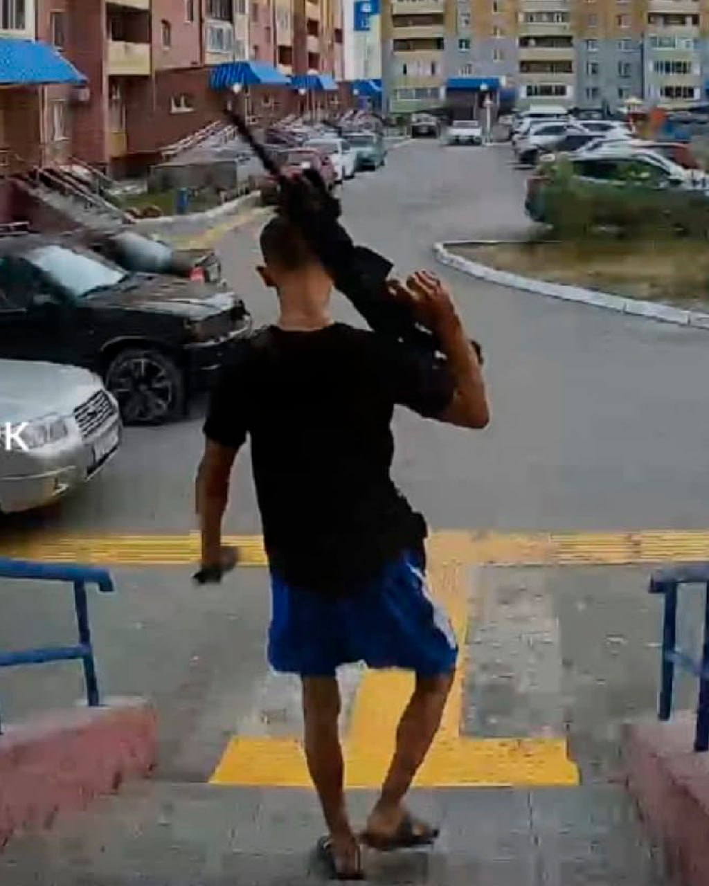 Semeıde týystarynyń úıine qarý asynyp barǵan er adam ustaldy