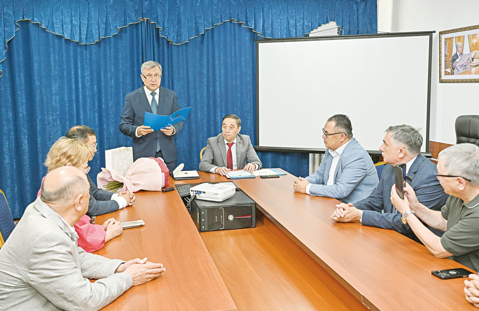 Bas redaktor mereıi