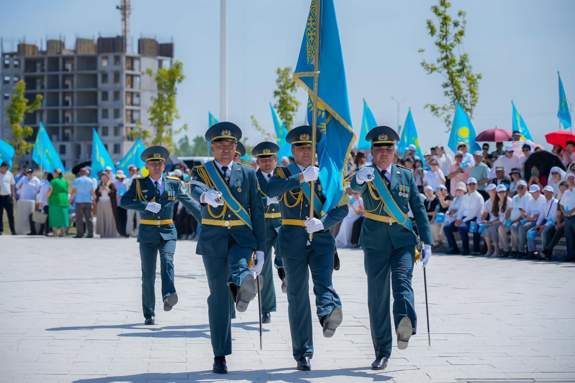 Memlekettik rámizder asqaqtaǵan kún