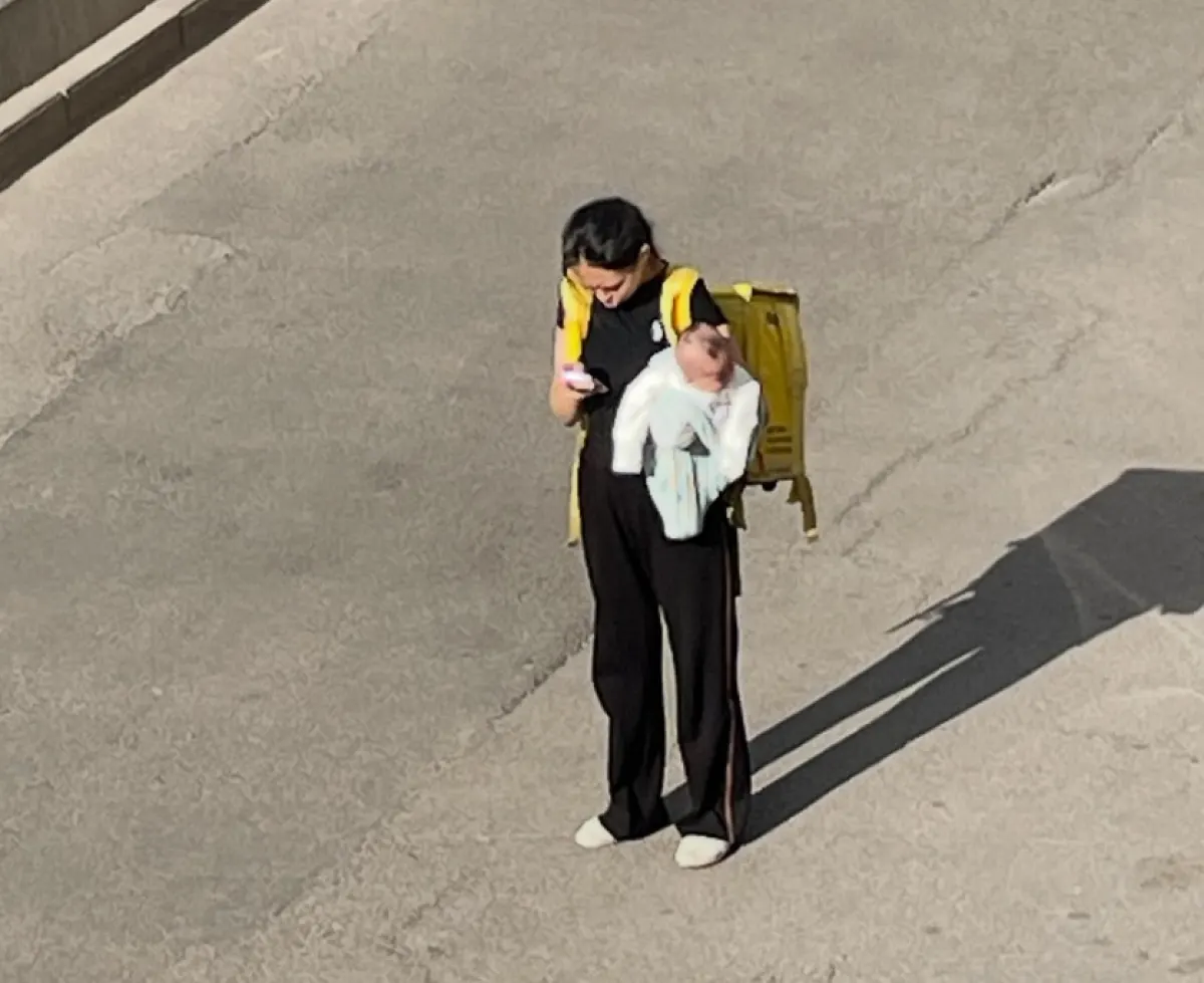 Almatyda sábıimen kýrer bolyp júrgen áıeldiń atynan alaıaqtar aqsha jınaǵan