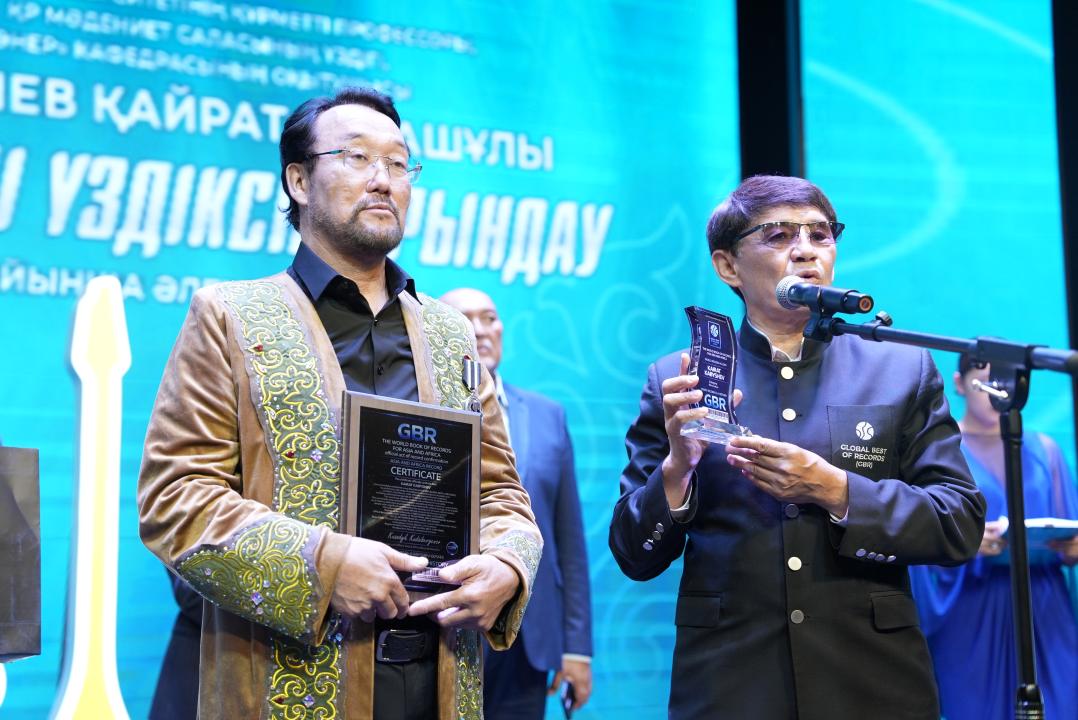 Semeılik dástúrli ánshi 102 ándi úzilissiz oryndap, rekord jasady