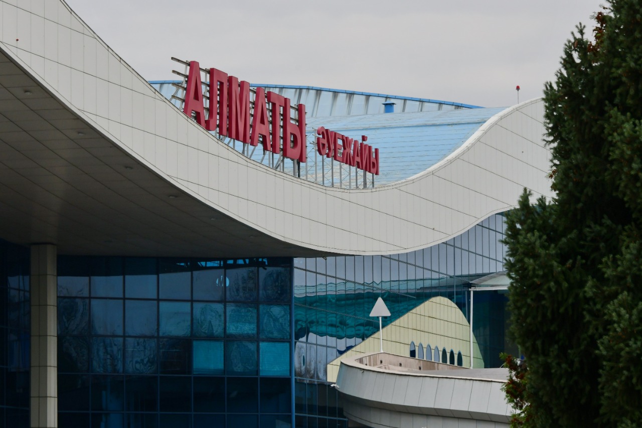 Almaty áýejaıynda tótenshe jaǵdaı: qubyrlar jolaýshylardyń ústine qulaı jazdady