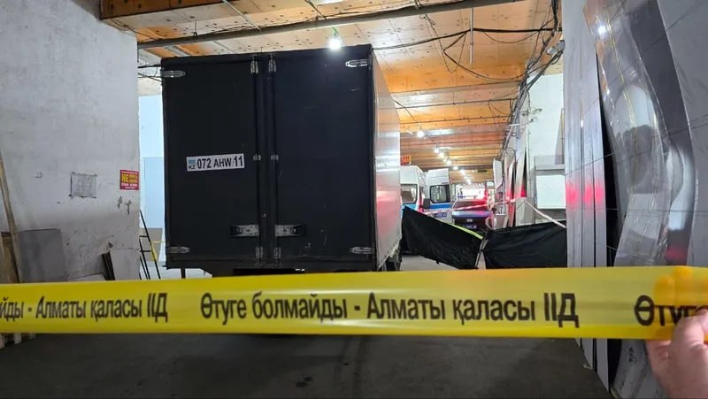 Almatyda saýda ortalyǵynyń qoımasynda júk kóligi er adamdy qaǵyp óltirdi