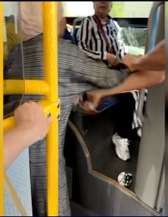 Almatyda áıel avtobýs ishinde jasóspirimdi aıaýsyz soqqyǵa jyqty