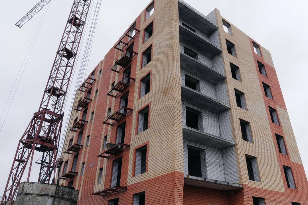 Semeıde úleskerlerdi 3 mlrd teńgege aldaǵan qurylys kompanııasynyń basshylary sottaldy