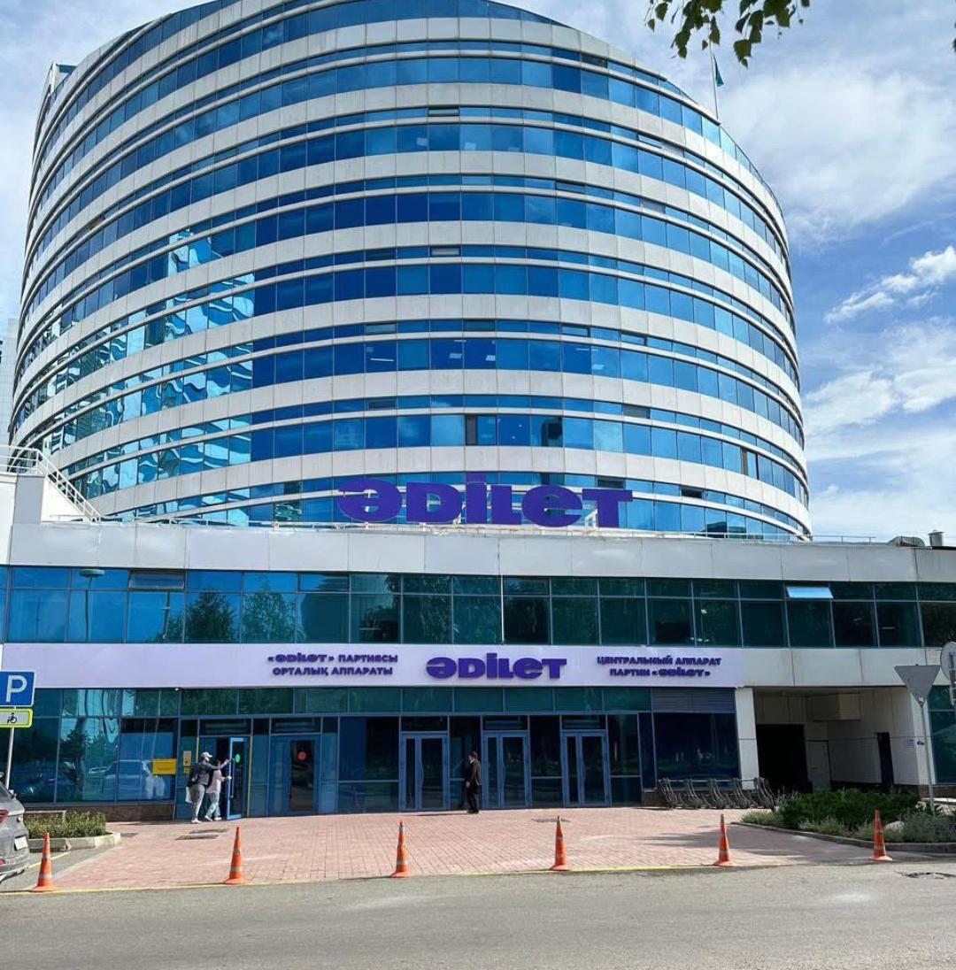 Astanadaǵy «AMANAT» partııasynyń mańdaıshasy «Ádilet» dep ózgerdi