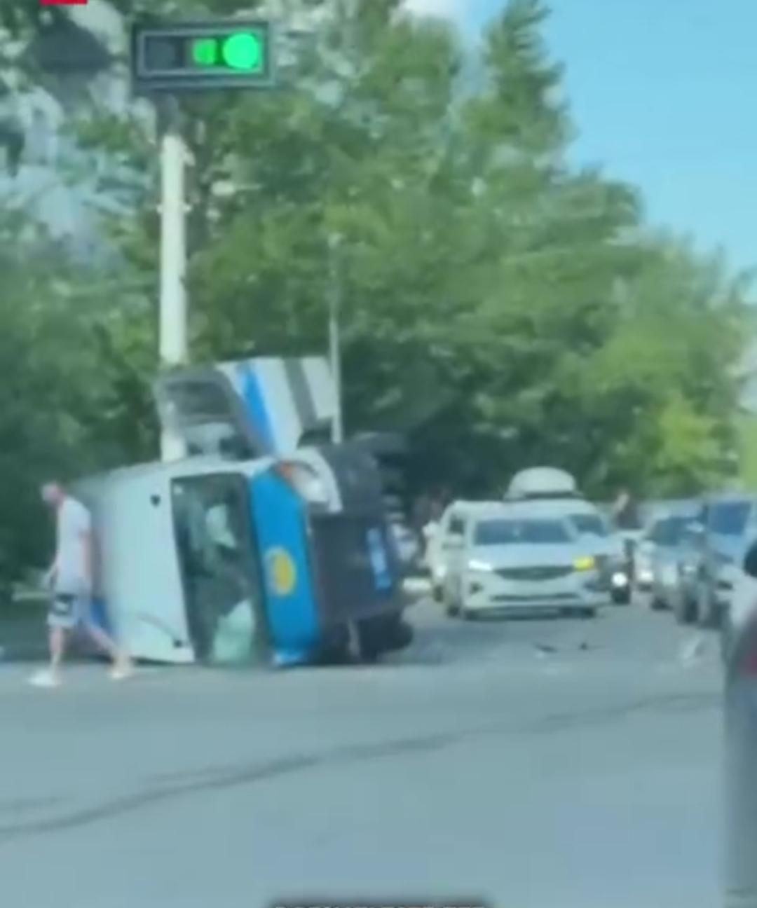 Qostanaıda polıseıler men qamaýdaǵylar mingen avtozak aýdaryldy