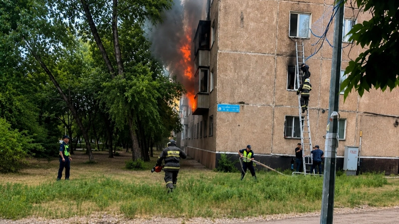 Pavlodarda órtenip jatqan kópqabatty turǵyn úıdiń terezesinen sekirgen qyz kóz jumdy