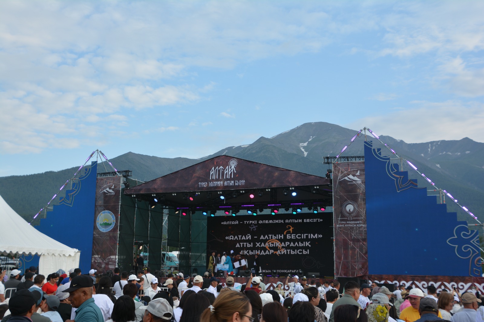 Dımash Qudaıbergen Altaı tórinde án shyrqaıdy